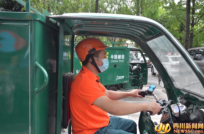 騎郵車投遞郵件的周洋.jpg