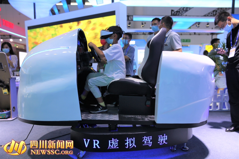 小朋友正在父母的陪同下體驗(yàn)VR虛擬駕駛.jpg