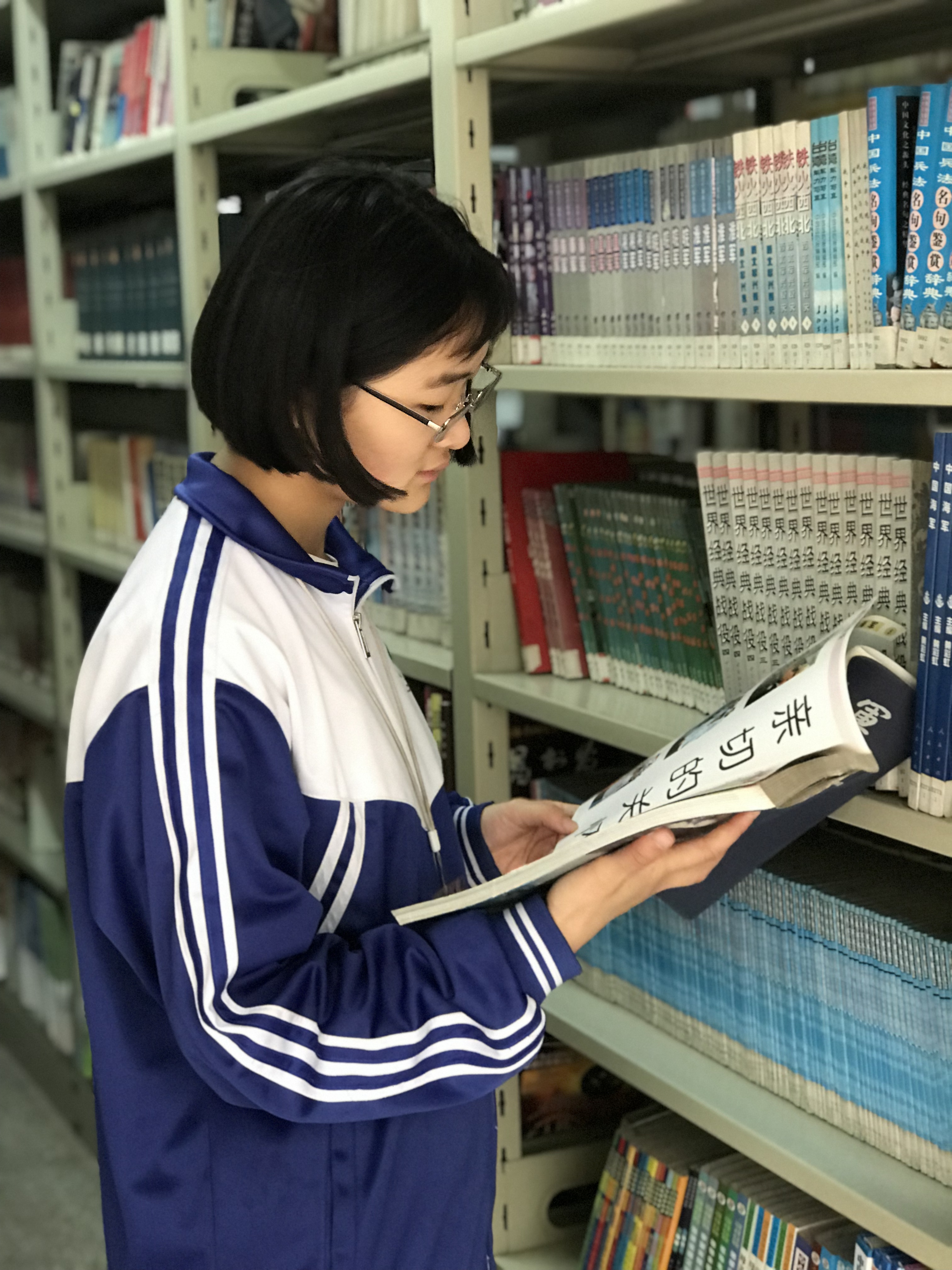 彭麟夏在圖書館看書學(xué)習(xí).jpg