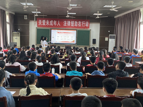 進(jìn)校園開展法治講座.png