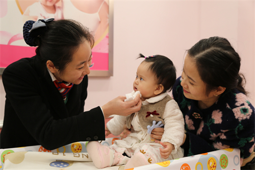 營(yíng)業(yè)廳工作人員幫助年輕媽媽哺乳幼兒.jpg
