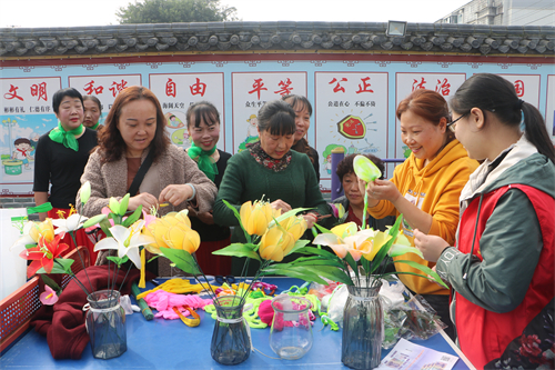桂花園社區(qū)開展手工花制作志愿服務活動.JPG