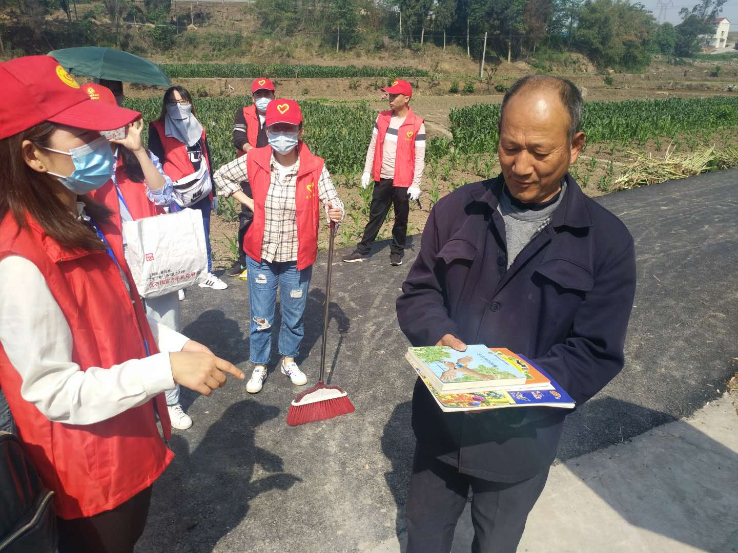 為貧困兒童贈書.JPG