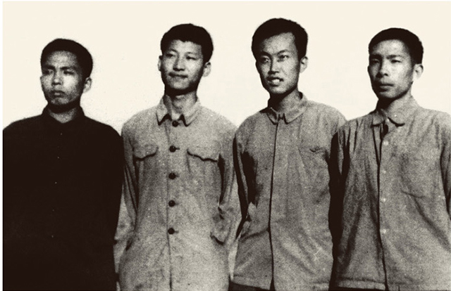 這是1973年上山下鄉(xiāng)時(shí)期，習(xí)近平（左二）在陜西延川縣。