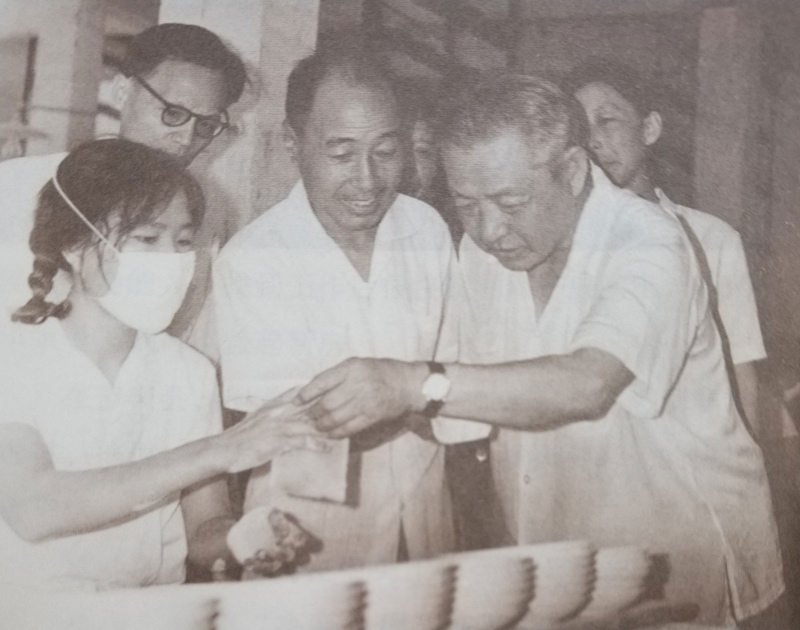 習(xí)仲勛在廣東積極探索國(guó)有企業(yè)改革的路子，支持并推廣“清遠(yuǎn)經(jīng)驗(yàn)”，擴(kuò)大企業(yè)自主權(quán)，提高企業(yè)生產(chǎn)效率。圖為習(xí)仲勛考察企業(yè)，了解企業(yè)生產(chǎn)和改革情況。