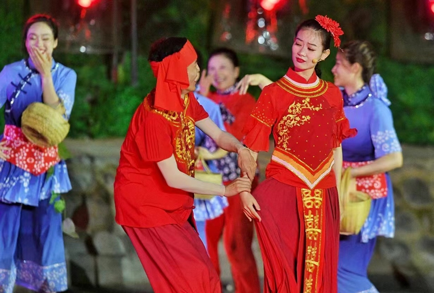 大型山水實(shí)景演出《遇見(jiàn)威遠(yuǎn)》震撼上演圖片由威遠(yuǎn)縣委宣傳部提供1.jpg