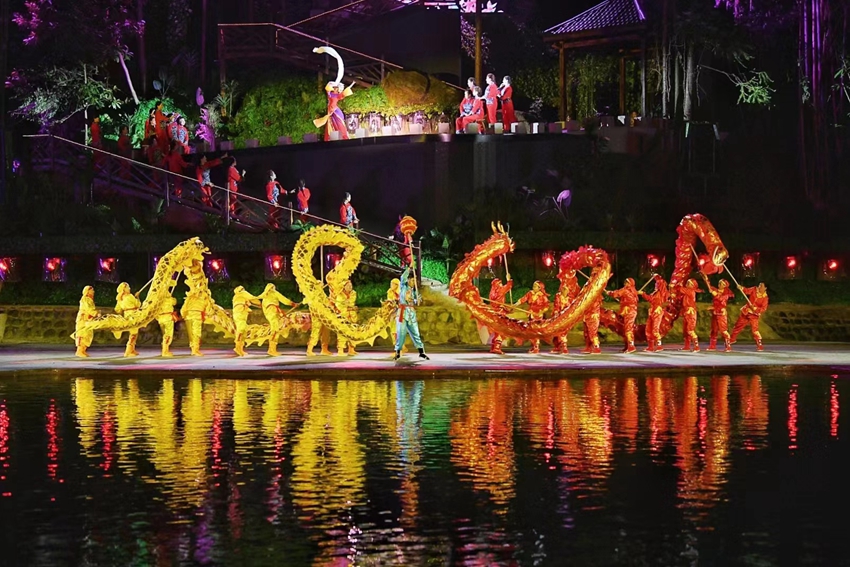 大型山水實(shí)景演出《遇見(jiàn)威遠(yuǎn)》震撼上演圖片由威遠(yuǎn)縣委宣傳部提供2.jpg