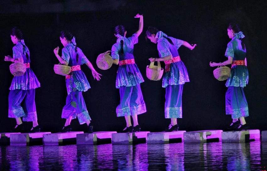 大型山水實(shí)景演出《遇見(jiàn)威遠(yuǎn)》震撼上演圖片由威遠(yuǎn)縣委宣傳部提供.jpg